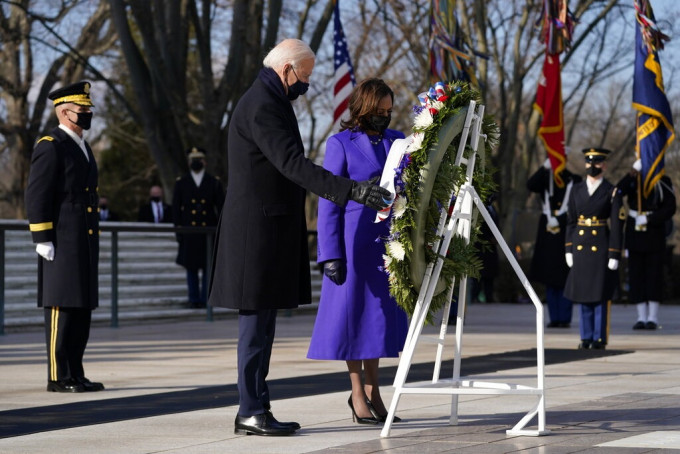 美国新任总统拜登偕同夫人吉尔、副总统贺锦丽及其丈夫任德龙前往华盛顿阿灵顿国家公墓，向无名英雄纪念碑献花圈。