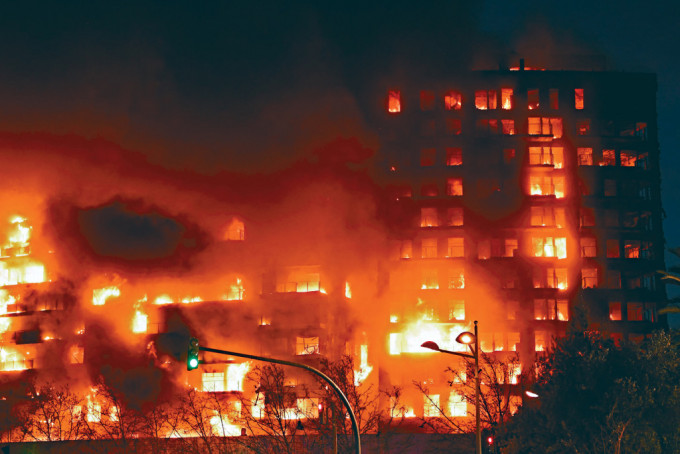 華倫西亞兩楝相連的住宅大廈發生大火。