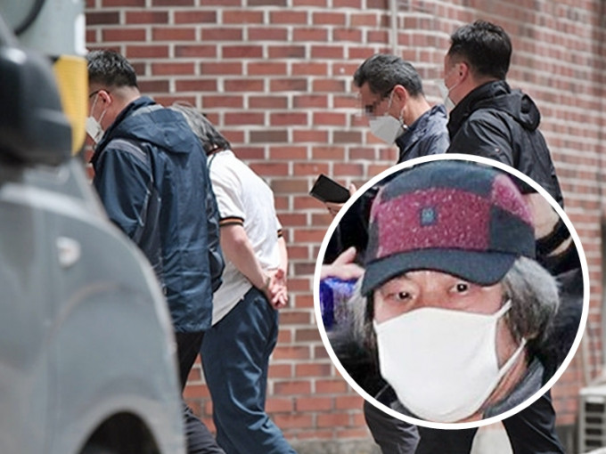 南韩性侵犯赵斗淳被当地传媒拍到外出时，身旁有3名警员贴身陪同。网图
