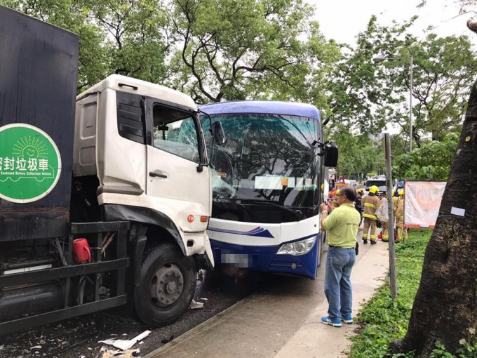 校巴车头损毁。香港突发事故报料区ＦＢ图片
