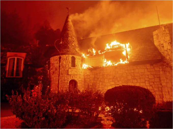 聖海倫娜已有部份古舊建築物被焚毀。AP圖片