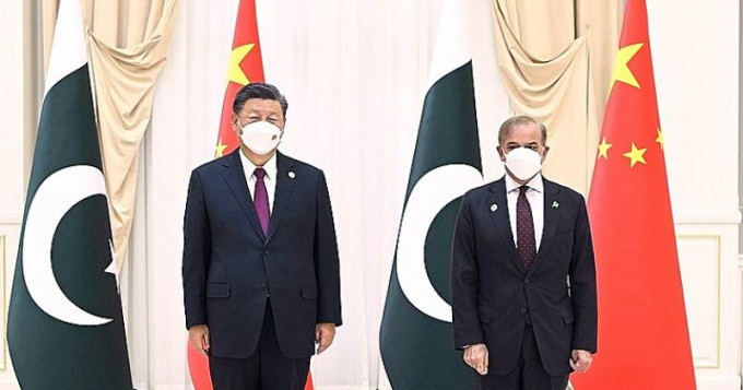 習近平歡迎巴基斯坦總理夏巴茲到訪。