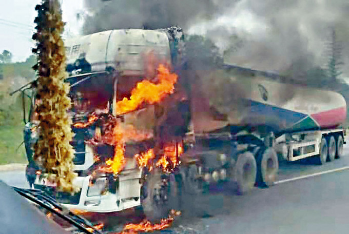 ■缅甸掸邦一辆私人运油车周二遭克钦独立军攻击，陷入火海。