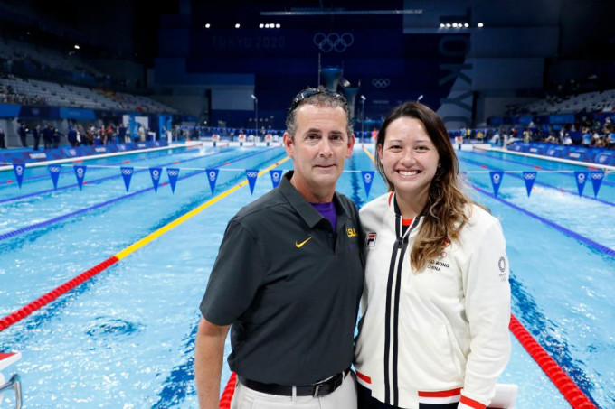 在今屆奧運歷史性奪得兩面銀牌的何詩蓓(右)，與其美國恩師比索合照，笑容滿面。相片由美國攝影記者馬大巍提供