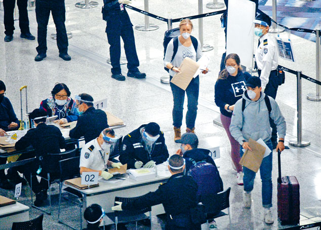 ■昨經機場入境人士抵港後，先接受初步檢測及登記。