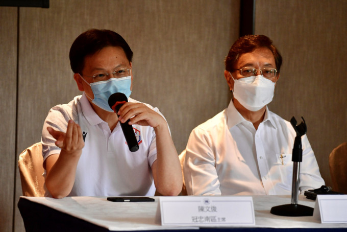 冠忠南區主席陳文俊（左）出席港超聯賽會季前記者會。