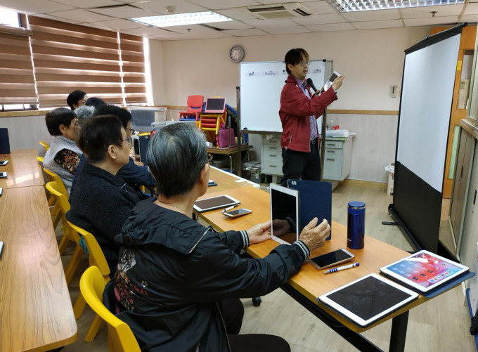 长者学苑教导长者使用手机、平板电脑及其他新科技装置。