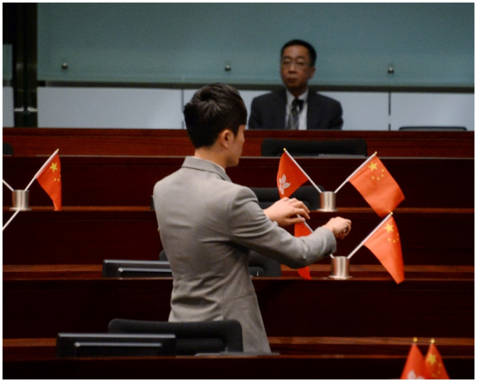 鄭松泰去年10月涉嫌在立法會會議廳內，倒轉議員桌上的國旗及區旗。資料圖片