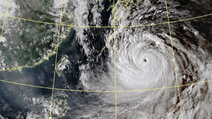 目前在台湾以东的超强台风南玛都环流完整而且巨大。台湾中央气象局图片