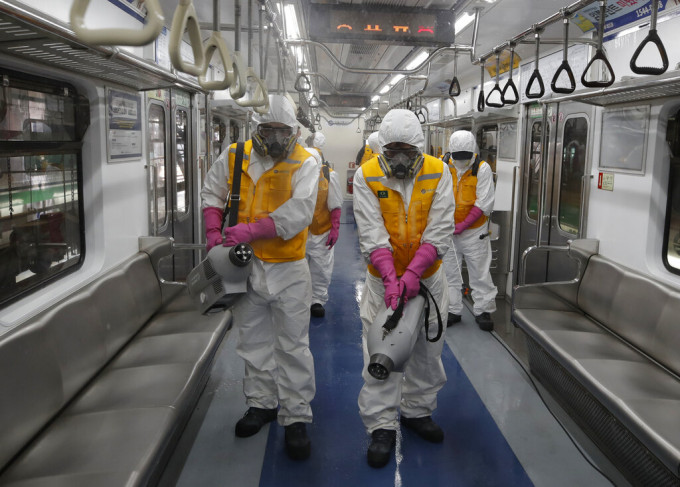 南韓地鐵加強清潔。AP