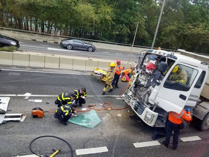 司機要由消防員救出。香港交通突發報料區圖片