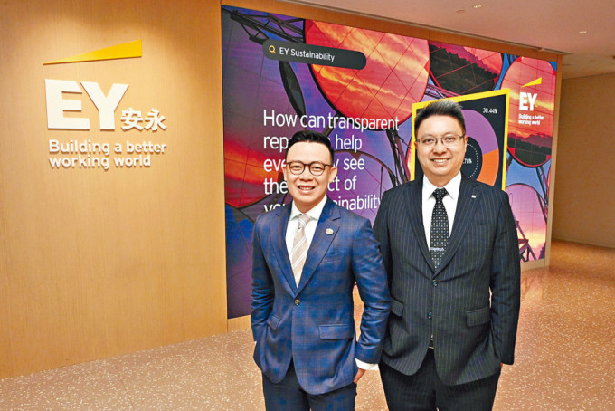 陳奕新(左)表示，香港公司發展ESG時，可帶動其他大灣區城市。右為梁斯爾。