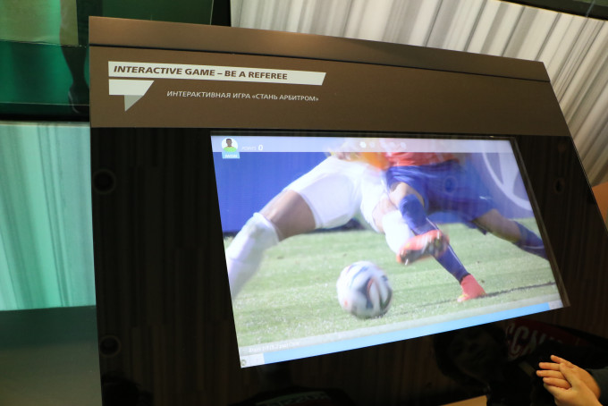 博物馆内的一部扮演球证的互动游戏，最受游客欢迎。