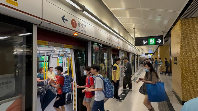 啟德體育園｜港鐵宋皇臺、啟德站加派人手協助乘客　運作均大致暢順有序