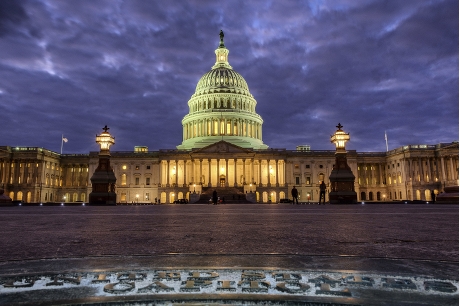 联邦众议院今天批准一项临时开支法案，让联邦政府暂时免于停摆。AP