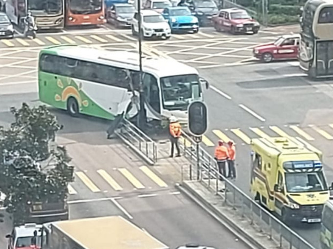 穿梭巴士撞斷安全島上的交通燈柱。香港突發事故報料區突破