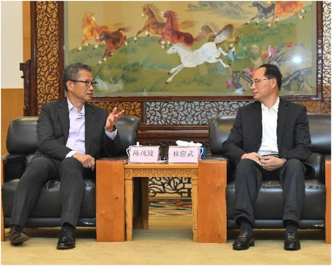 陈茂波（左）与江门市委书记林应武会面。图:政府新闻处