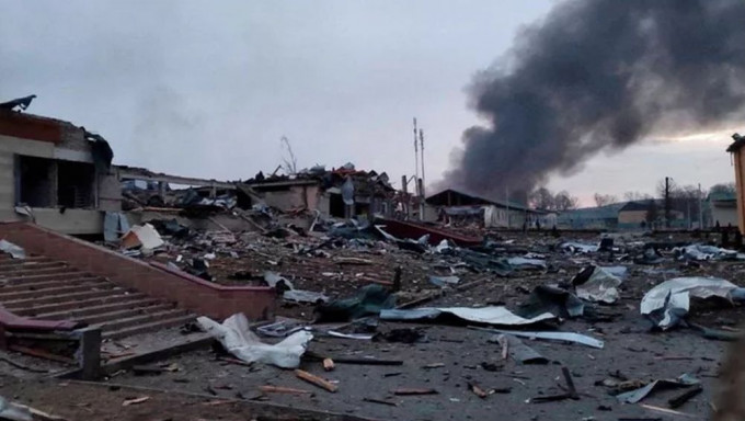 烏克蘭亞沃利夫市軍事訓練場國際維和與安全中心遭俄軍襲擊。路透社圖片