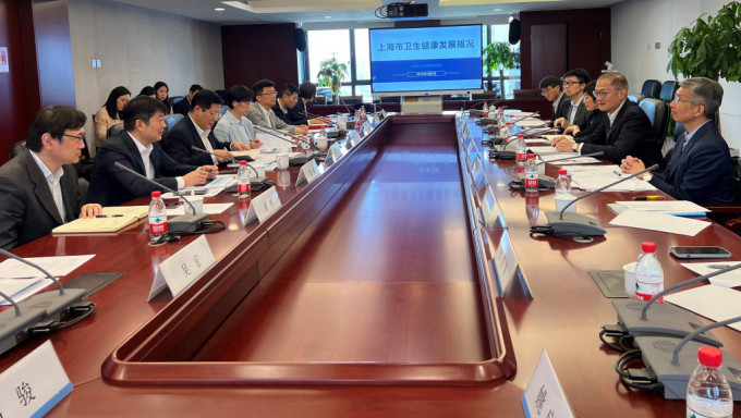 卢宠茂与上海市衞生健康委员会党组书记、主任闻大翔（左三）和副主任虞涛（左二）会面。