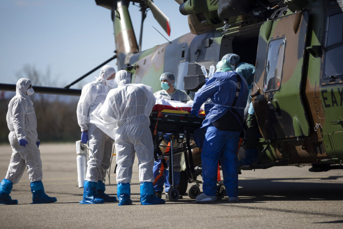 法國當地採用軍用直升機運送病人到醫院。AP