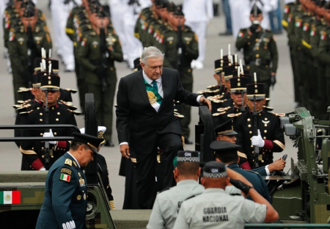 墨西哥总统洛佩斯认为，打击有组织犯罪的最佳方法是消除腐败并解决贫困的根源。AP