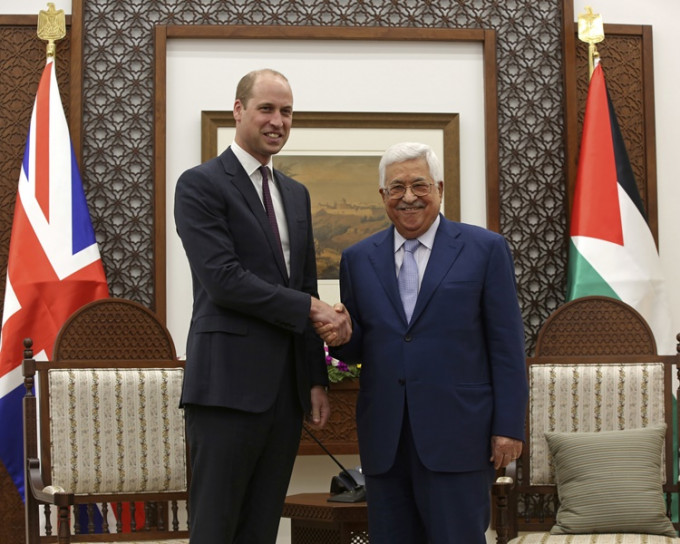 （左起）威廉王子访问约旦河西岸，与巴勒斯坦自治政府主席阿巴斯会面。AP