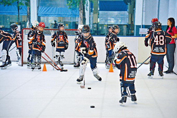 ■仁愛堂田家炳小學推動冰球運動多年，校長黃悅明稱，冬奧期間會鼓勵師生收看賽事直播。