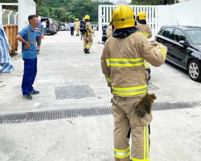 消防员周一在屯门区内搜寻气味来源但无果。
资料图片