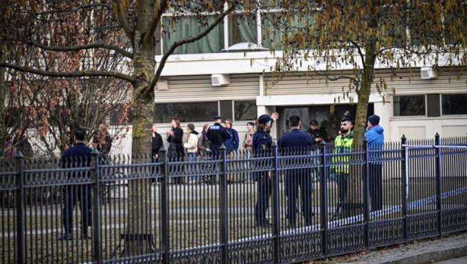 瑞典南部一高中两名女职员遇袭身亡，一名18岁男生被捕。路透社