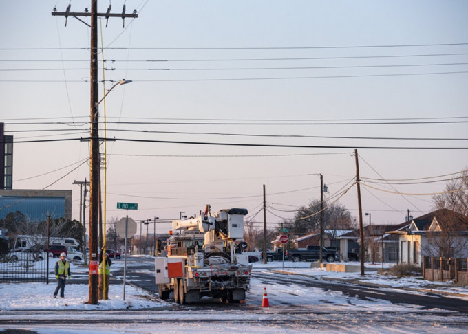 美國德州在暴風雪吹襲下多處停電，有居民電費亦因而暴漲。AP圖片