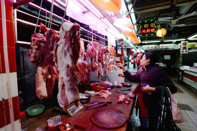 內地有18個豬場停止供應活豬到本港。