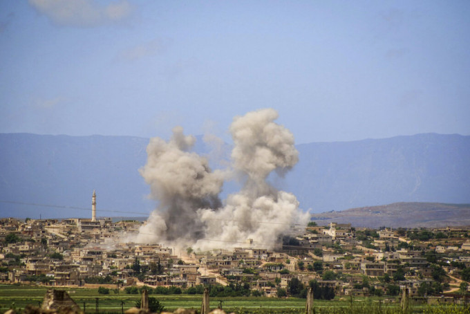 敍利亚的俄罗斯部队与効忠独裁者巴沙尔的政府军，发动空袭和火箭攻击。　AP图片