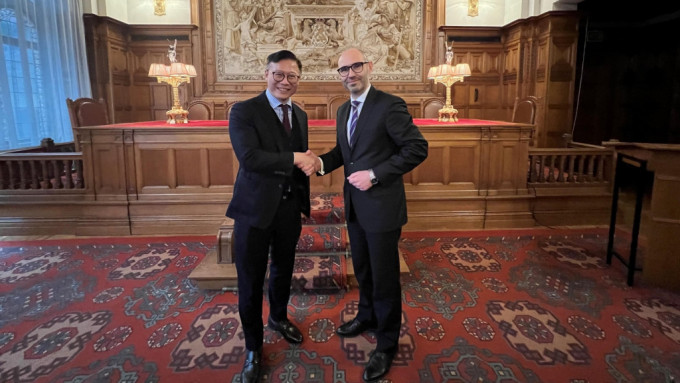 律政司副司長張國鈞（左）訪歐期間與常設仲裁法院秘書長Marcin Czepelak（右）合照。