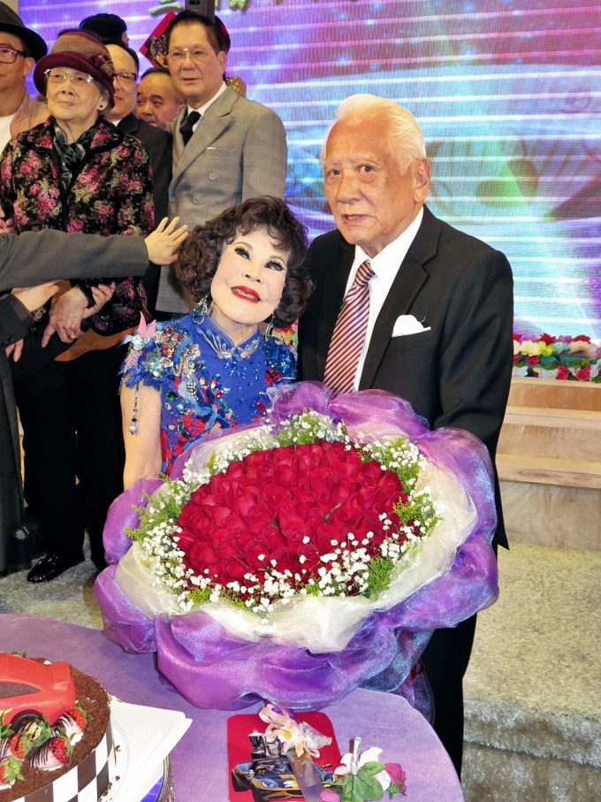 黄夏蕙表示85岁人第一次送花。
