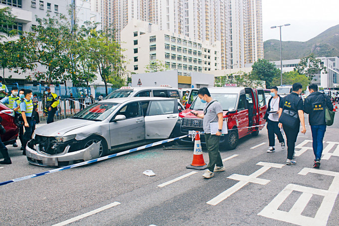 涉案私家車車頭及車尾損毀，警方封鎖現場調查。