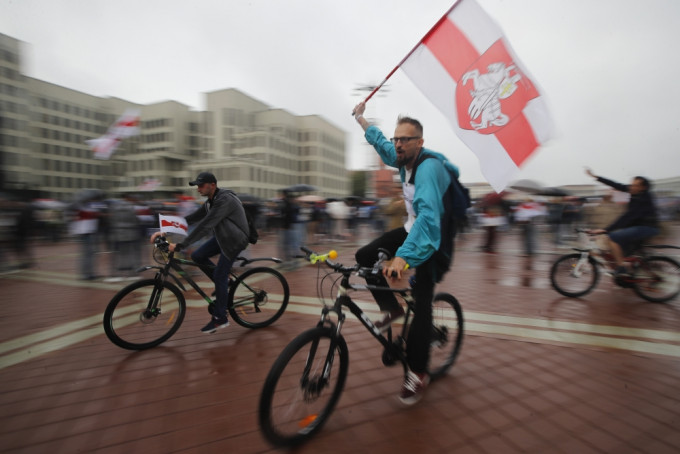 白俄罗斯反政府示威持续，反对派支持者踩单车示威。AP图片
