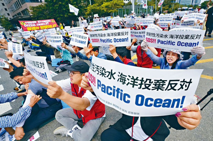 一群南韩渔民日前在首尔国会大楼外集会，抗议日本计画排放福岛核废水入海。