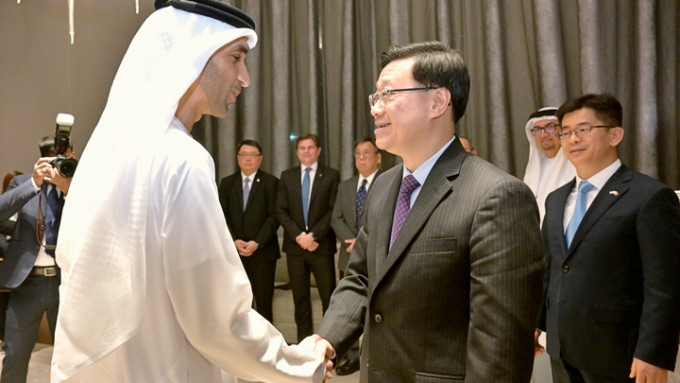 行政长官李家超（中）到访阿联酋迪拜，与阿联酋经济部外贸国务部长Thani bin Ahmed Al Zeyoudi（左）会面。