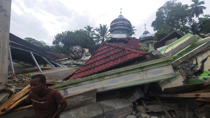 印尼蘇門答臘發生地震，至少7人罹難。AP圖片