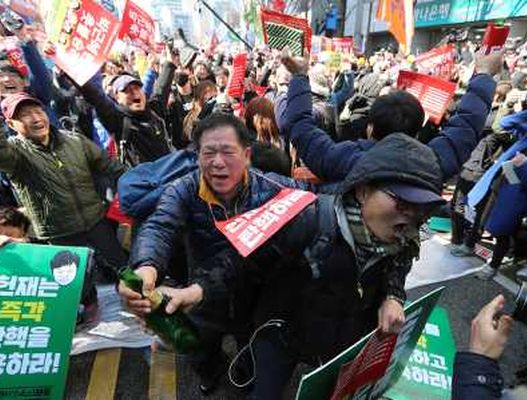 朴槿惠被弹劾后引发警民冲突。AP