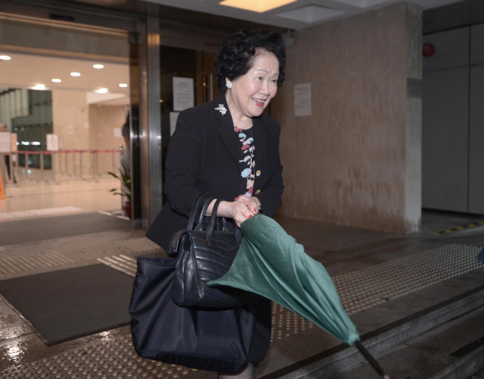 陈方安生为弟妇陈美珠争产案出庭。