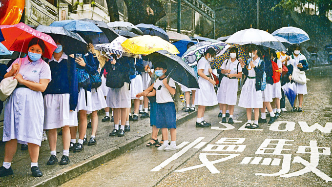 ■黑雨下學校停課，學生提早下課。