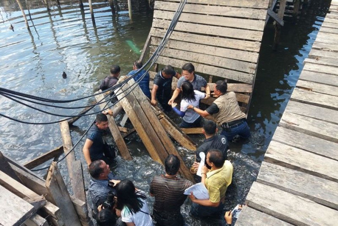 菲律宾众议院住宅委员会主席贝尼特斯在面书上表示发生了坠海事件。网上图片