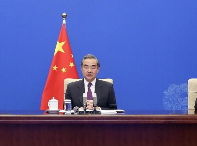 王毅在北京与美国对外关系委员会视频交流。新华社图片