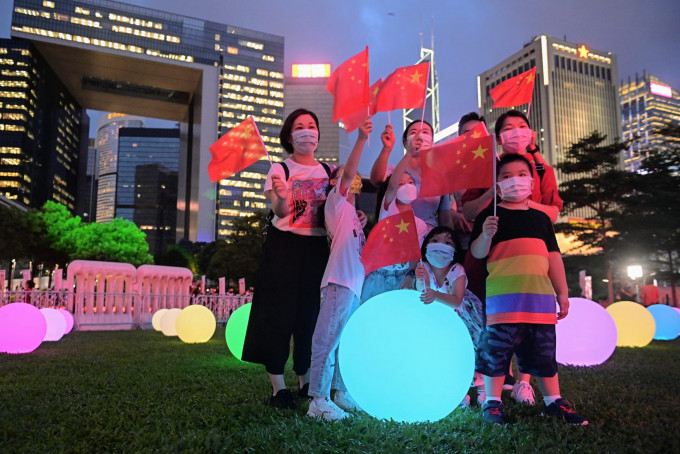 添马公园灯光表演贺回归及共产党党庆。
