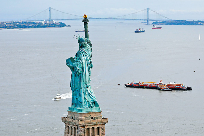 矗立美國紐約海港的自由神像。　