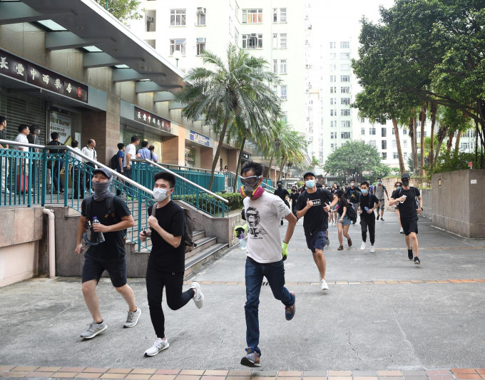 示威者下午5时转移至九龙湾德福广场平台