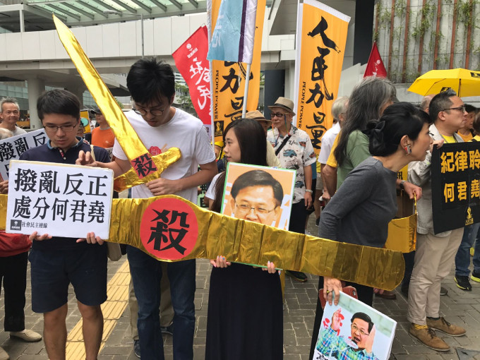 近百人由立法會遊行至香港律師會總部。