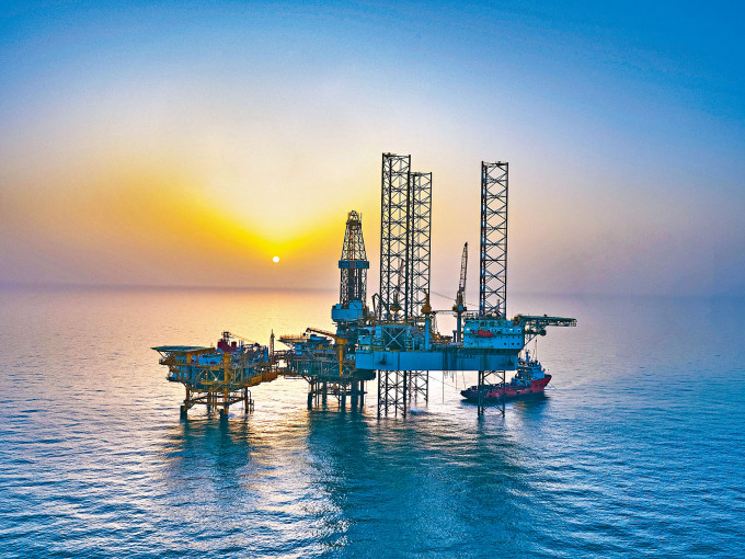 中海油公布，今年首季未经审计的油气销售收入达约483.4亿元人民币，按年升21%。