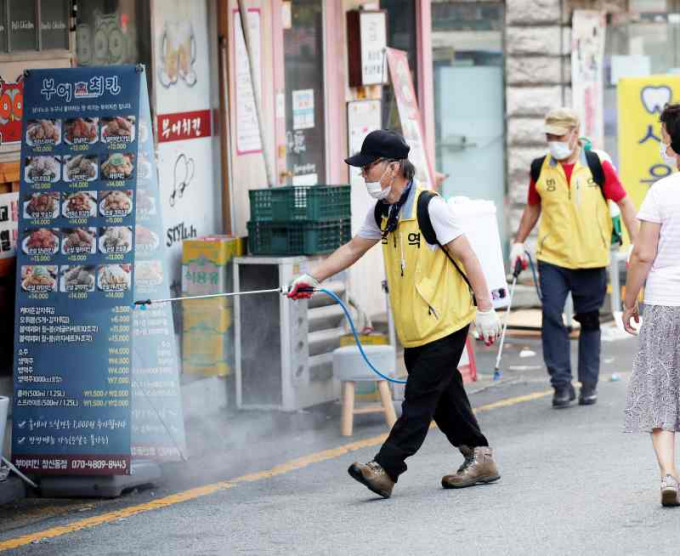 南韩加强防疫措施。AP
